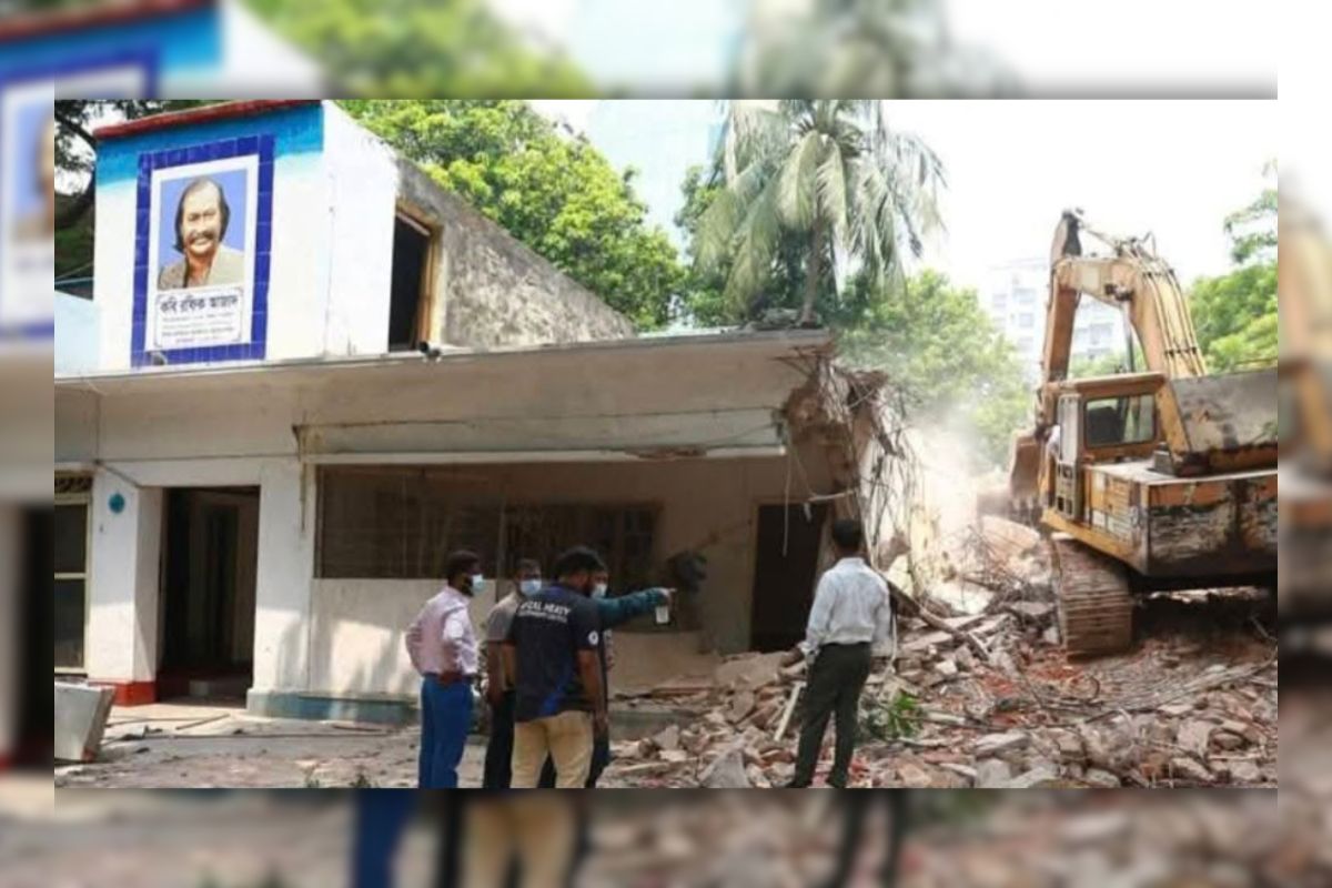 গুঁড়িয়ে দেওয়া হচ্ছে কবি রফিক আজাদের স্মৃতিবিজড়িত বাড়ি