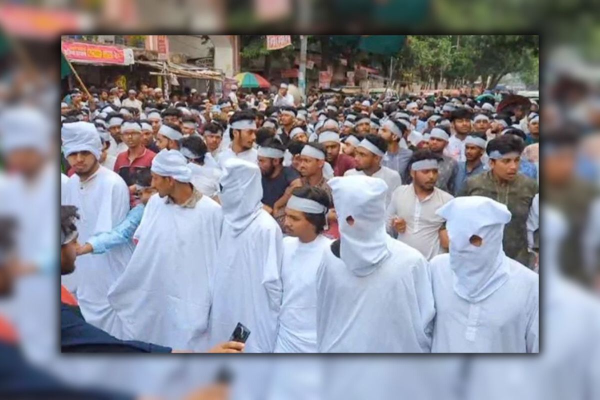 এবার কাফনের কাপড় পড়ে রাজপথে পলিটেকনিক শিক্ষার্থীরা