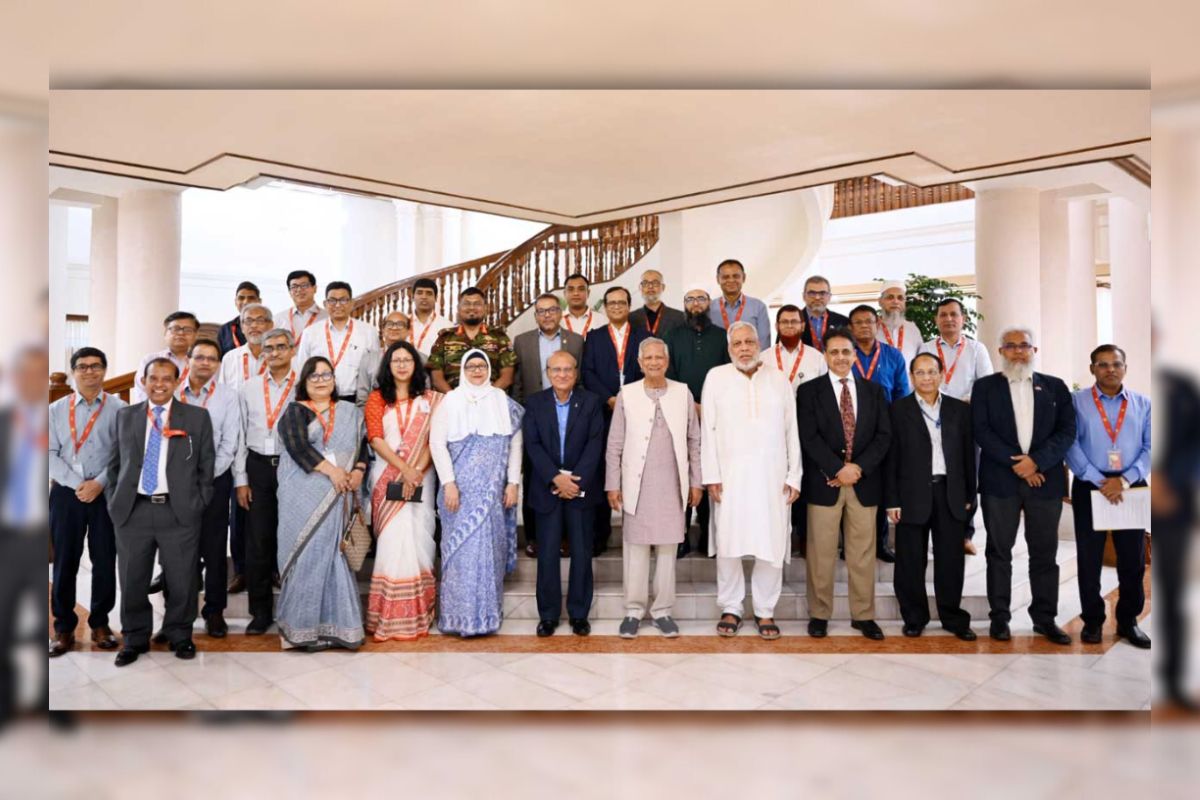 নিবিঘ্ন ঈদ উপহার দেওয়ায় কর্মকর্তাদের ধন্যবাদ দিলেন প্রধান উপদেষ্টা