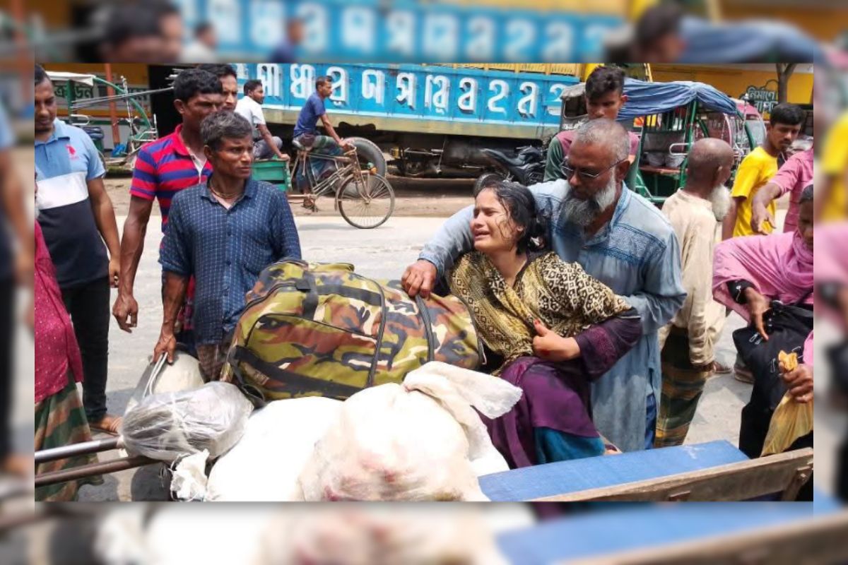 মায়ের কোল থেকে পড়ে কাভার্ড ভ্যানের নিচে শিশু