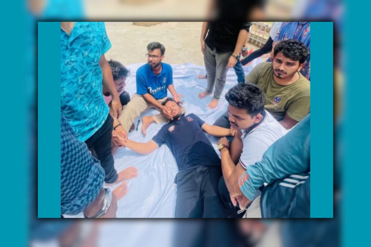 ঢাবিতে অনশনরত শিক্ষার্থীর হিট স্ট্রোক, হাসপাতালে ভর্তি