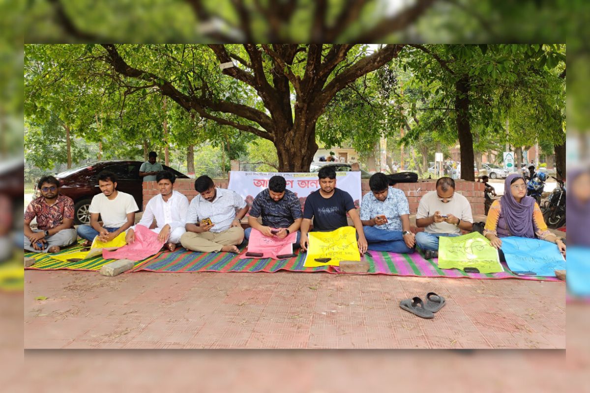 এবার জাবিতে আমরণ অনশনে শিক্ষার্থীরা