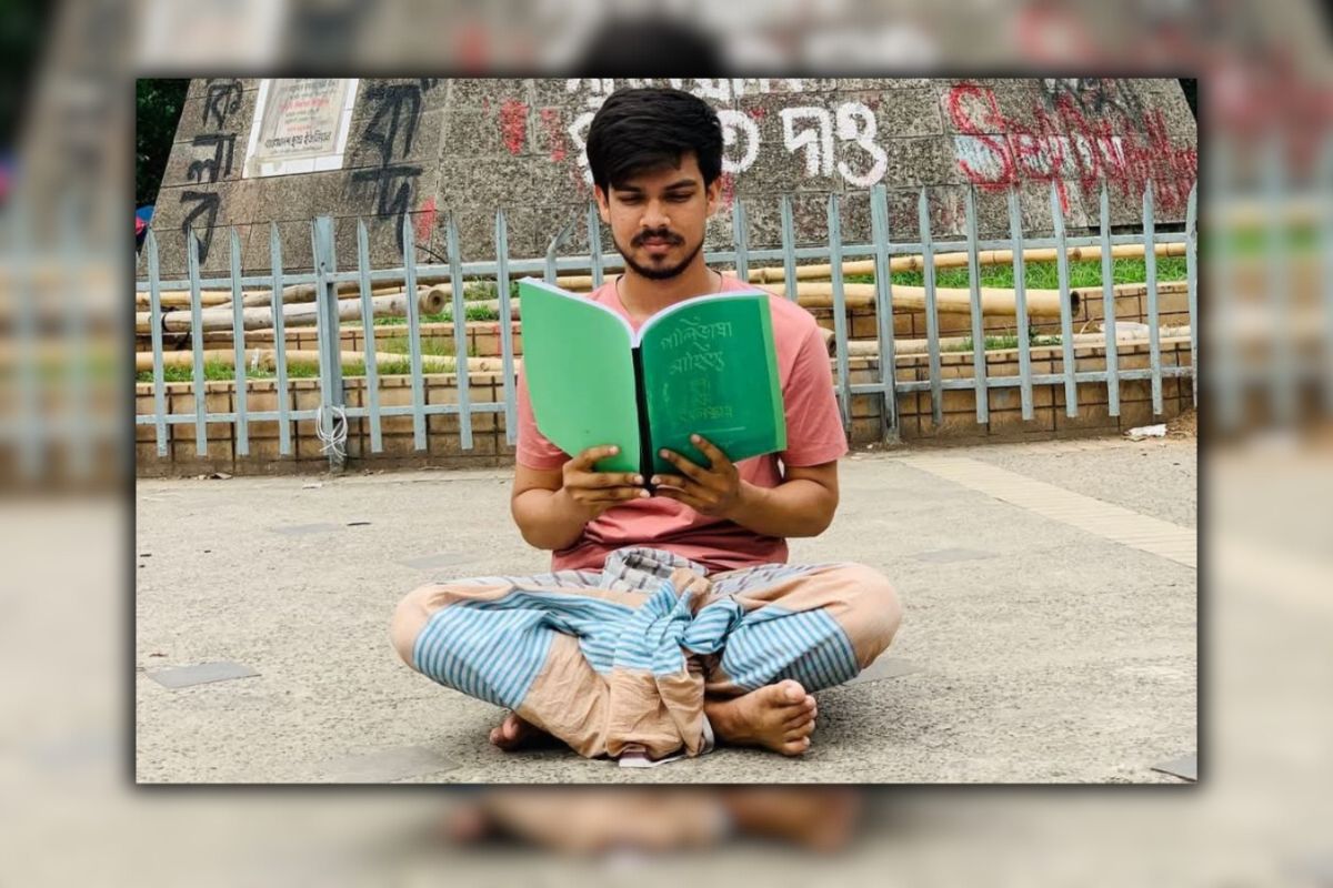 শ্রেনিকক্ষে লুঙ্গি-গেঞ্জির স্বাভাবিকীকরণের দাবিতে ঢাবি শিক্ষার্থীর প্রতীকী অনশন
