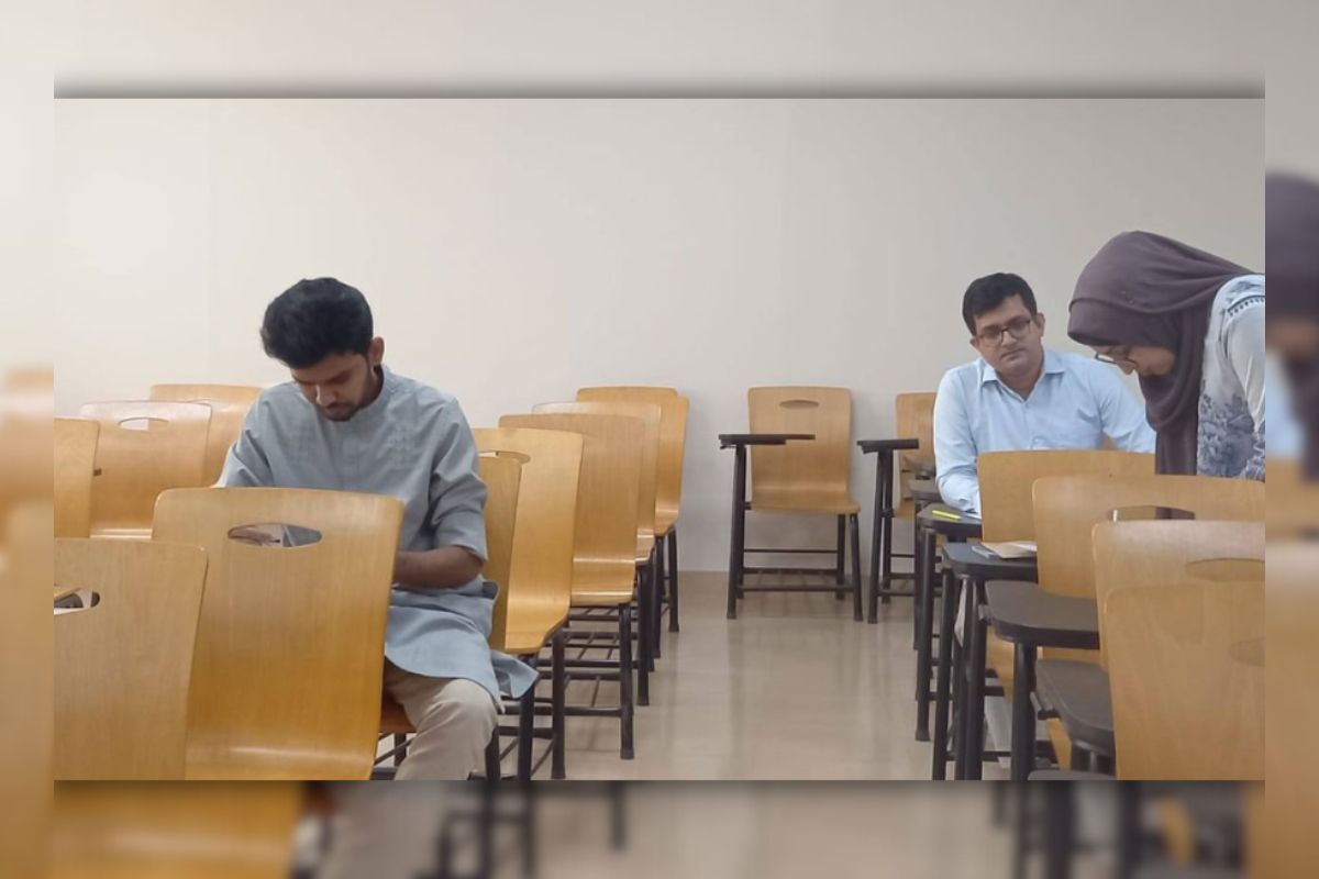 এনএসইউ-তে ভর্তি পরীক্ষা দিলেন উপদেষ্টা আসিফ
