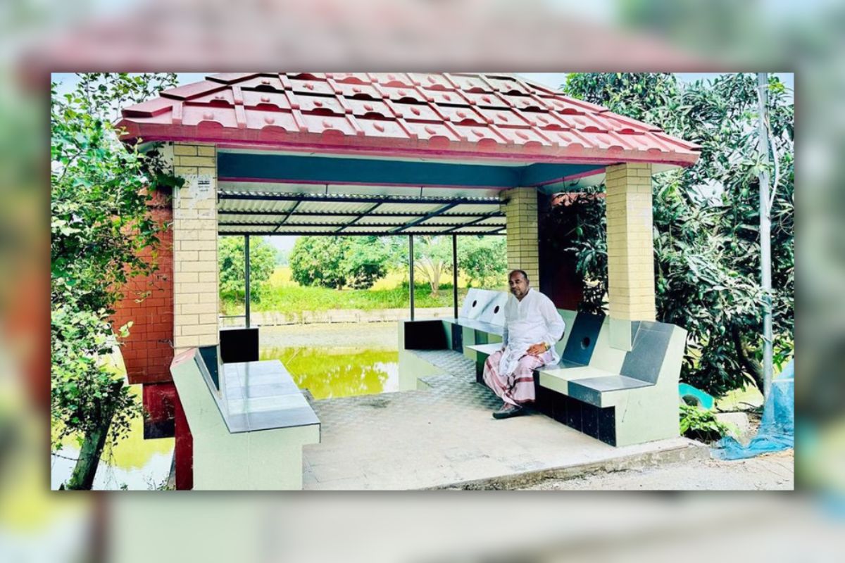 আ.লীগ ছাড়ার ঘোষণা দিয়ে নৌকা ভাস্কর্য ভাঙলেন চেয়ারম্যান