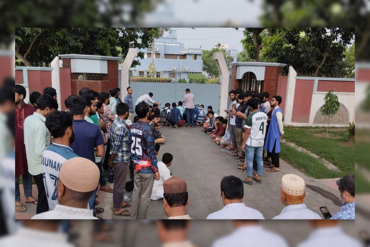 রাবি উপাচার্যের বাসভবন ঘেরাও