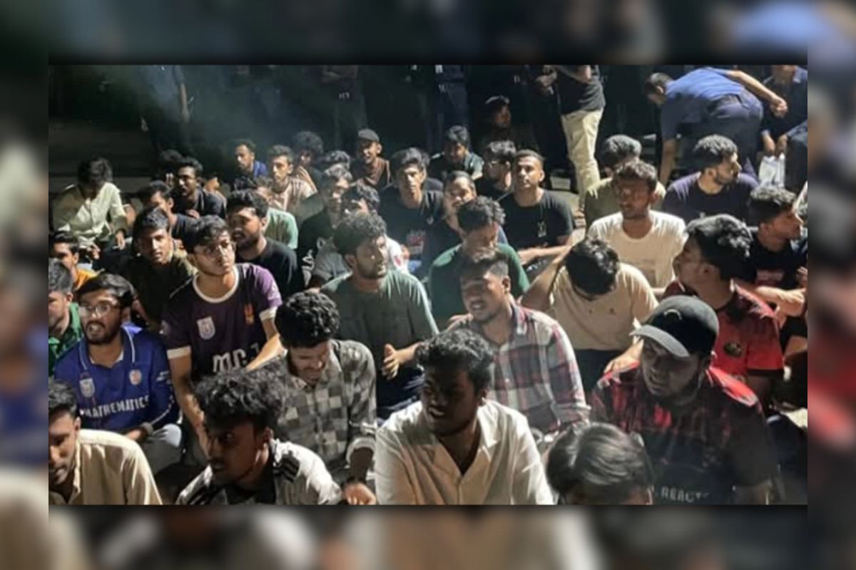 মধ্যরাতে উত্তাল খুলনা বিশ্ববিদ্যালয়
