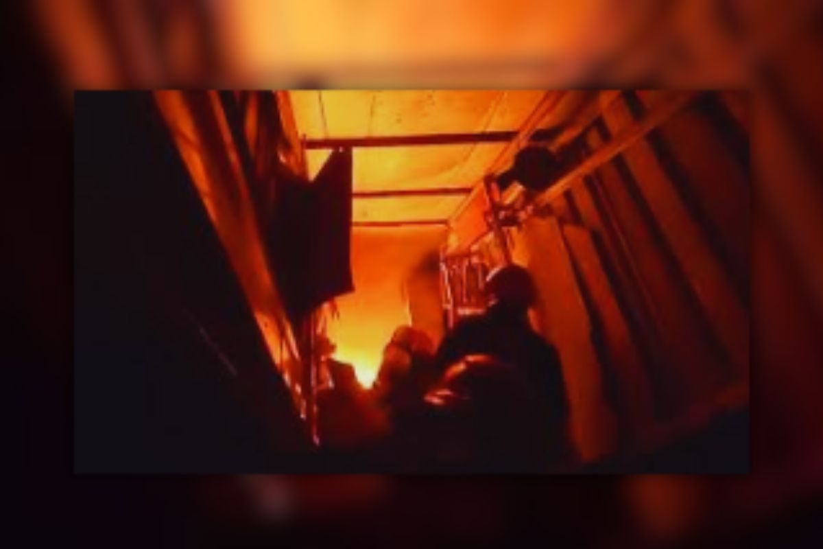 পুরানা পল্টনে বহুতল ভবনের ছাদে আগুন, নিয়ন্ত্রণে ৮ ইউনিট