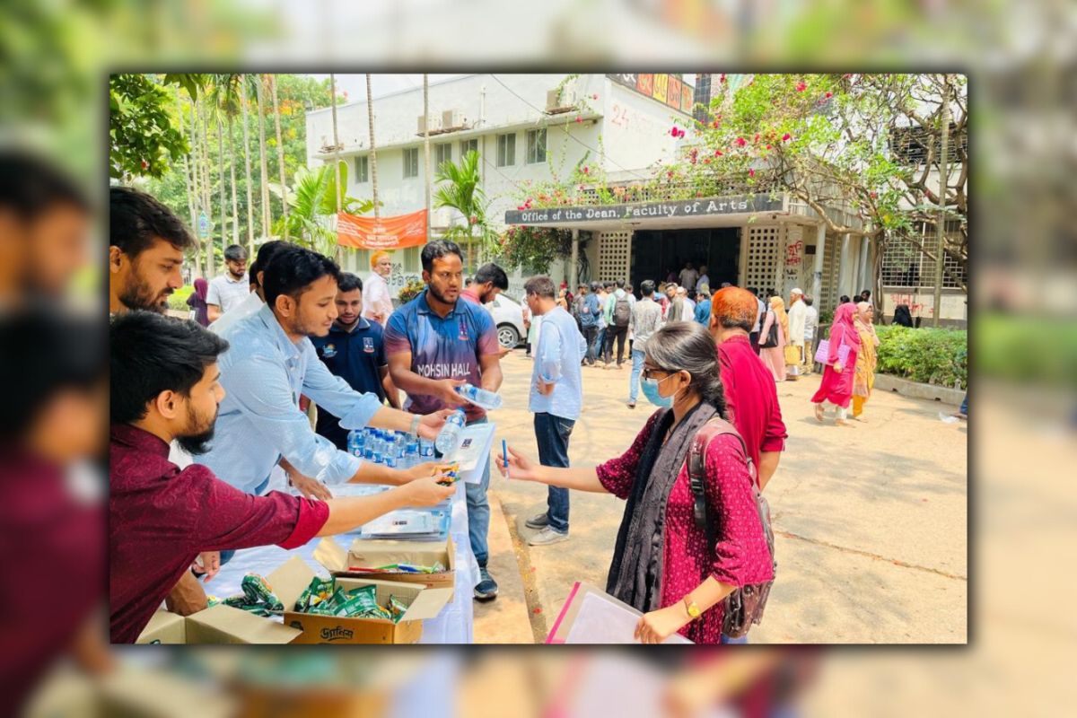ভর্তিচ্ছুদের মাঝে কলম, খাতা, স্যালাইন বিতরণ ঢাবি ছাত্রদলের