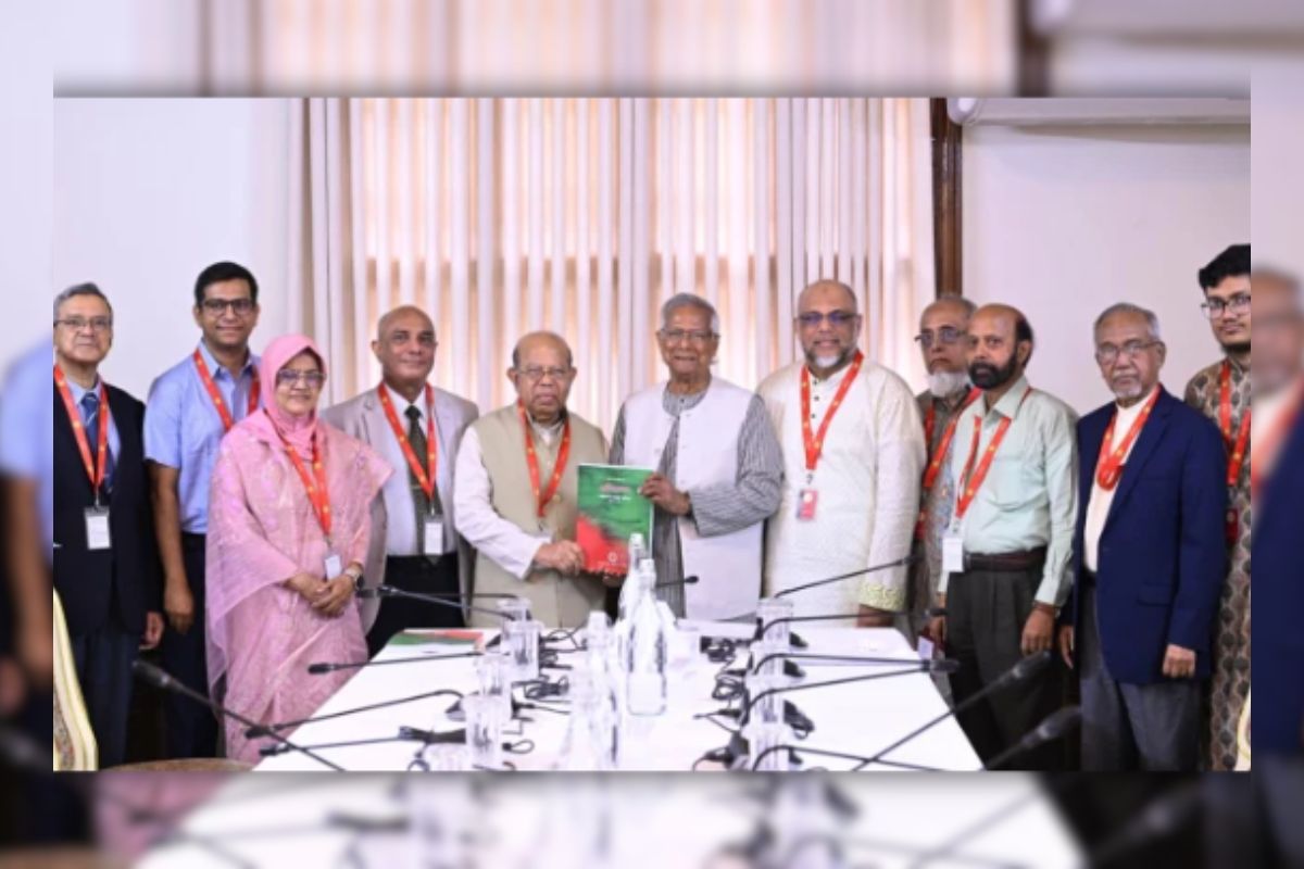 প্রধান উপদেষ্টার কাছে স্বাস্থ্যখাত সংস্কারের প্রতিবেদন হস্তান্তর
