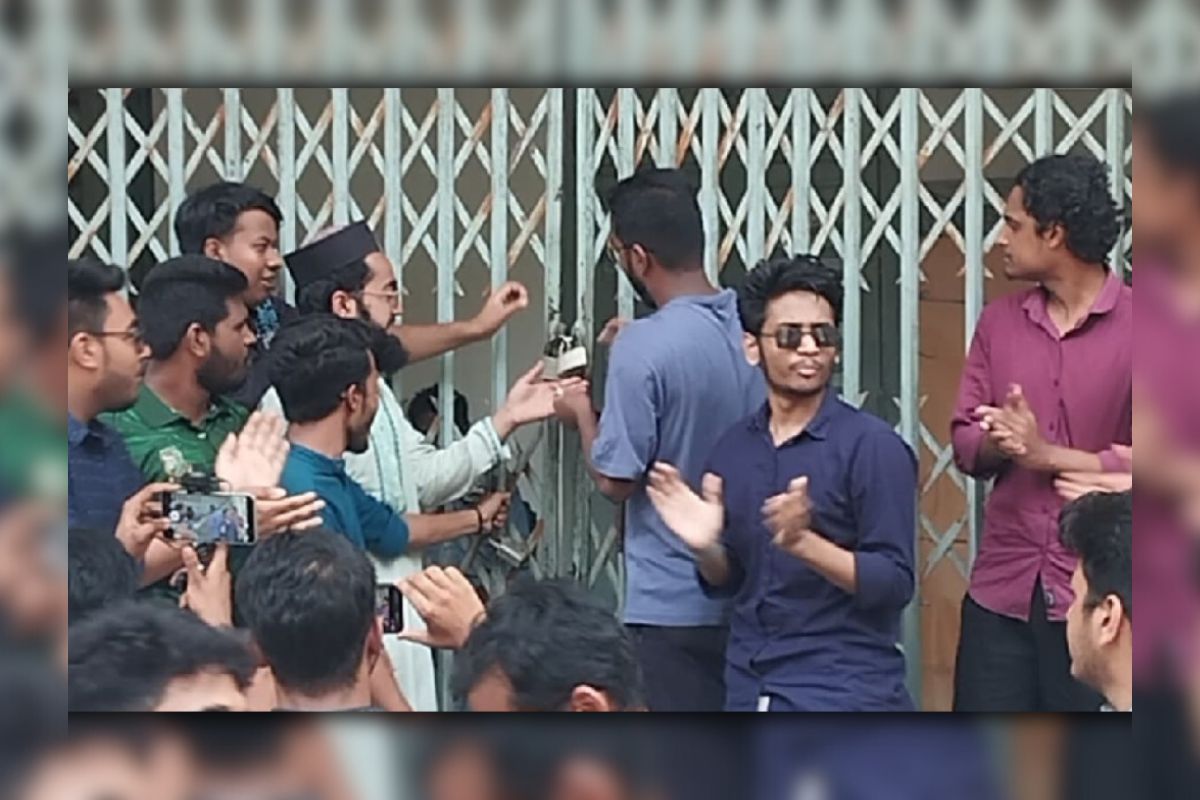 জবির প্রশাসনিক ভবনে তালা