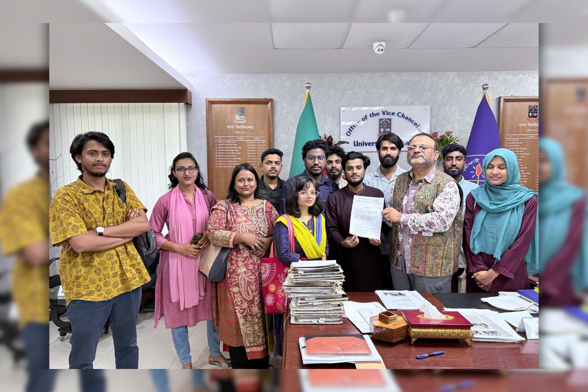 ক্যাম্পাসে ঠান্ডা পানির ফিল্টার স্থাপনের দাবিতে ঢাবি ভিসিকে স্মারকলিপি