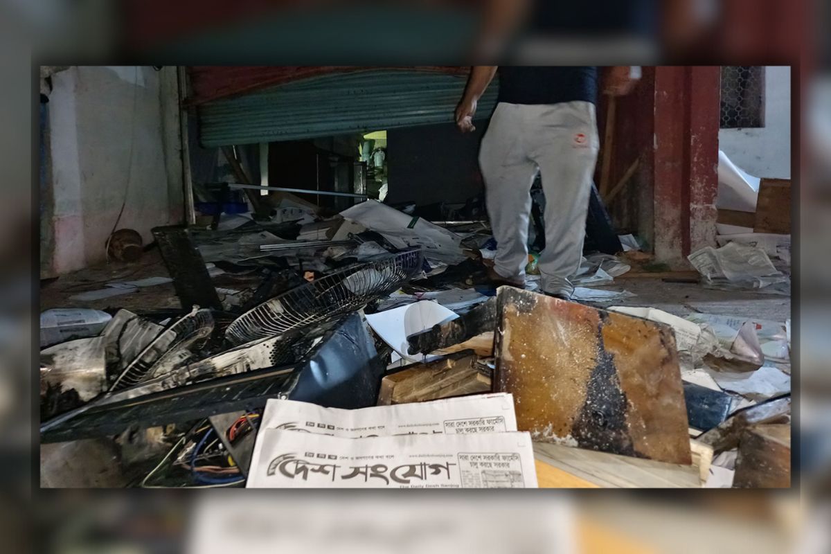 হাসিনাকে প্রধানমন্ত্রী উল্লেখ করে সংবাদ প্রকাশ করায় পত্রিকা অফিসে আগু'ন
