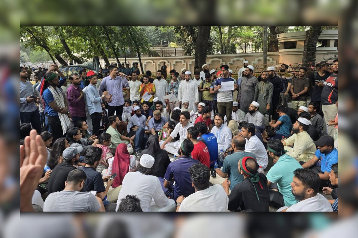 যমুনার সামনে বিক্ষোভ চলছেই, আ.লীগ নিষিদ্ধ দাবি