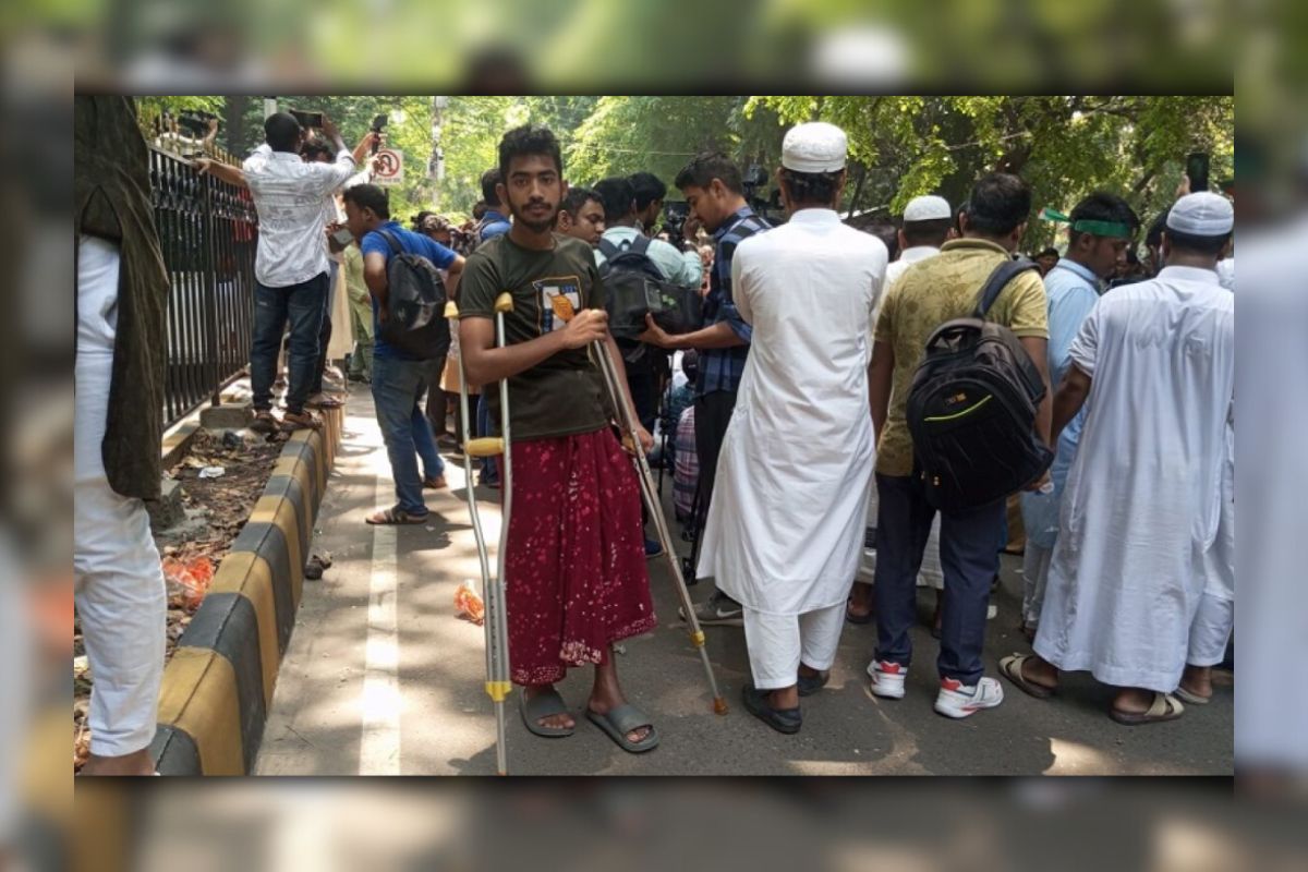 ক্রাচে ভর করে হাসপাতাল থেকে আ.লীগ নিষিদ্ধের সমাবেশে জুলাই যোদ্ধা