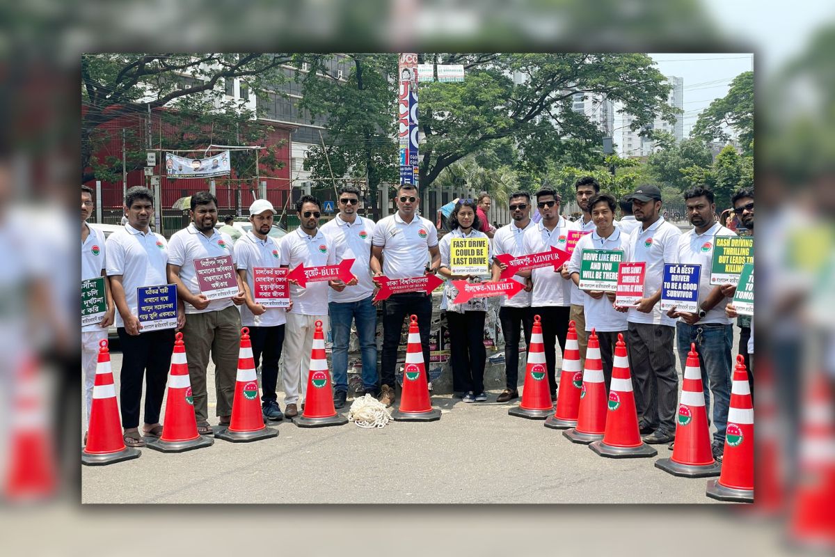 ঢাবিতে যানজট ও দুর্ঘটনা রোধে ছাত্রদল নেতাদের নানা উদ্যোগ