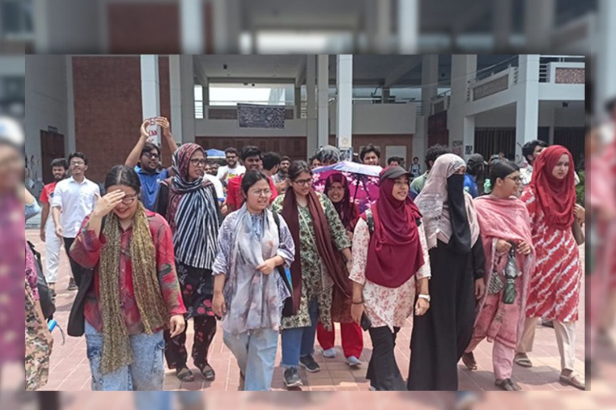 শাস্তি দিতে মরিয়া কুয়েট শিক্ষকরা! শিক্ষার্থীদের বিক্ষোভ