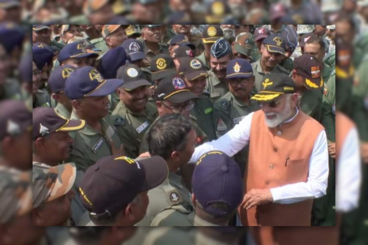 পাকিস্তানের হামলা চালানো বিমানঘাঁটিতে গিয়ে যা বললেন মোদি