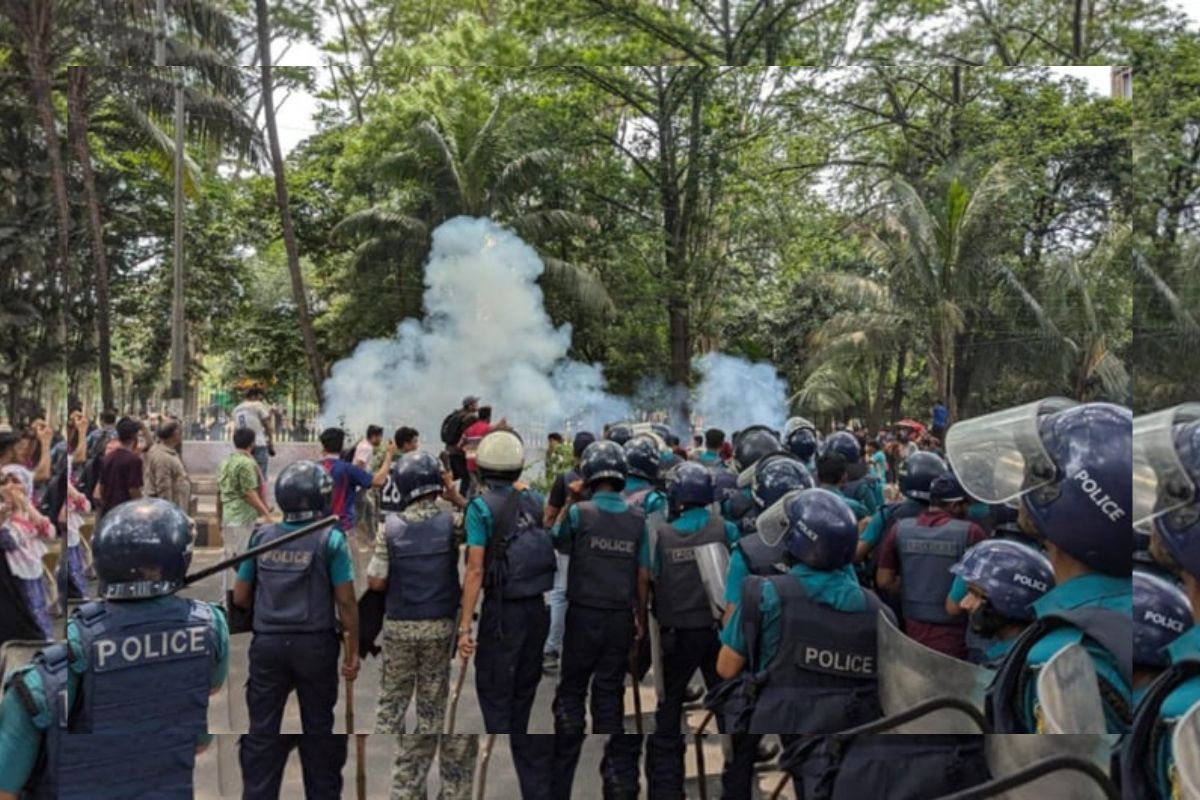 জবি শিক্ষার্থীর ওপর পুলিশের লাঠিচার্জ-টিয়ারশেল, আহত অর্ধশত