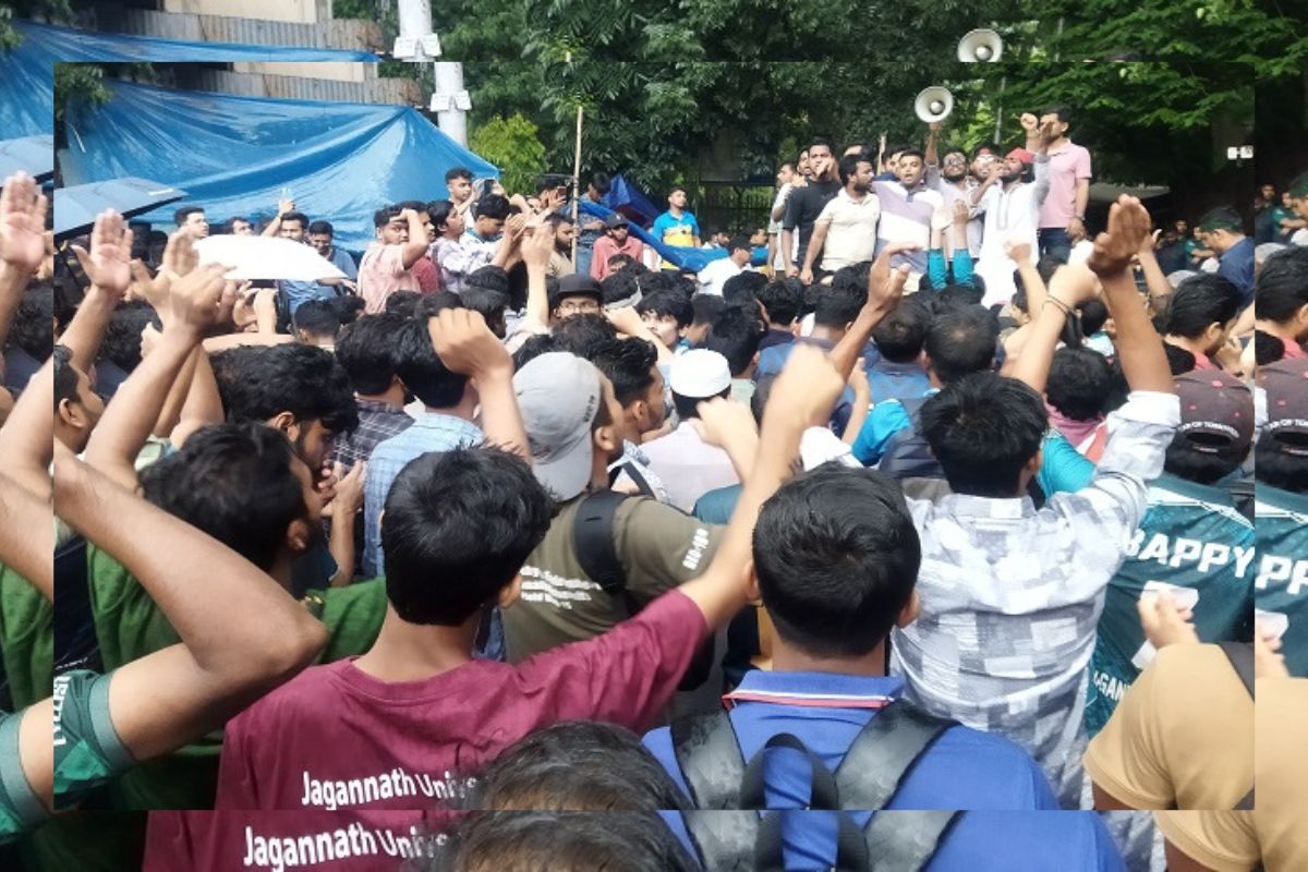 জবি শিক্ষক-শিক্ষার্থীদের কাকরাইল না ছাড়ার ঘোষণা 
