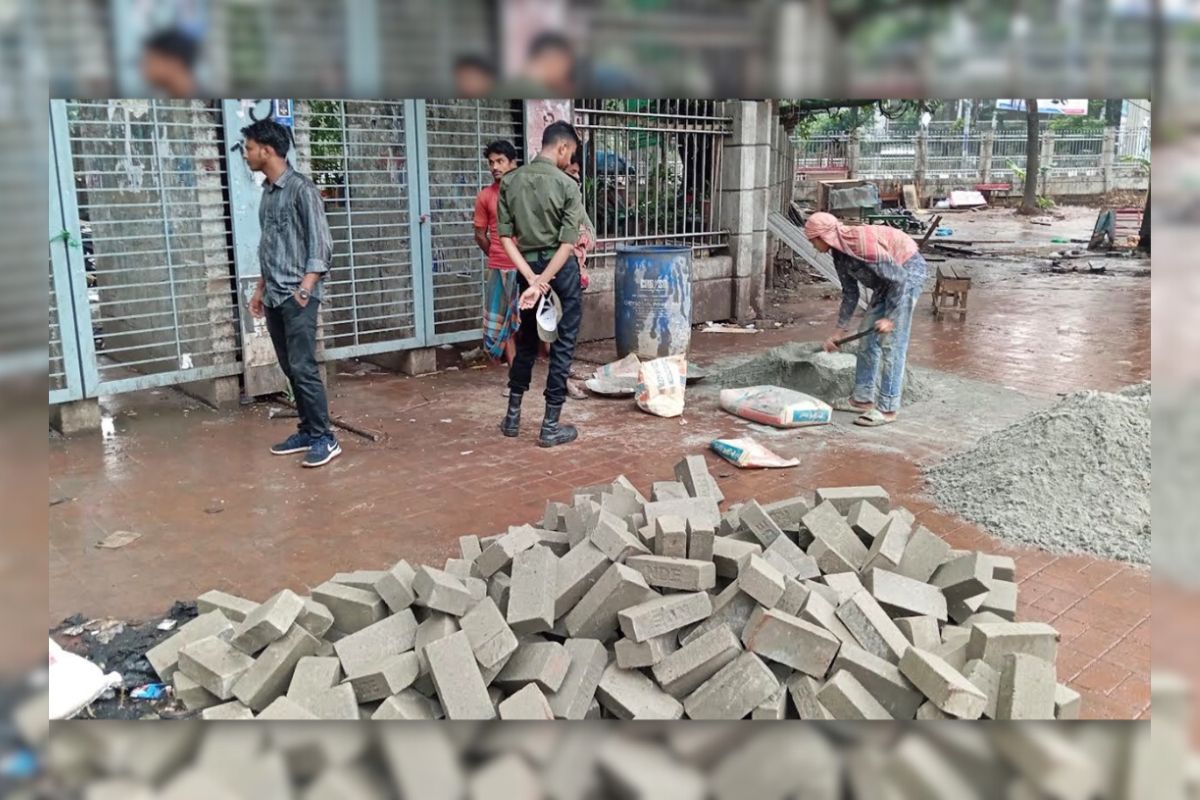 টিএসসি সংলগ্ন সোহরাওয়ার্দীতে উঠছে দেয়াল
