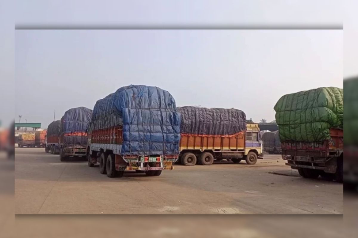 ভারতের নিষেধাজ্ঞায় বন্দরে আটকা শত শত পণ্যবাহী ট্রাক
