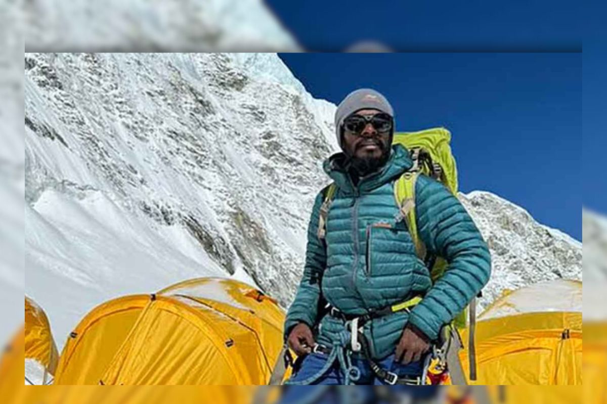 কক্সবাজার থেকে পায়ে হেটে এভারেস্ট চূড়ায় বাংলাদেশি