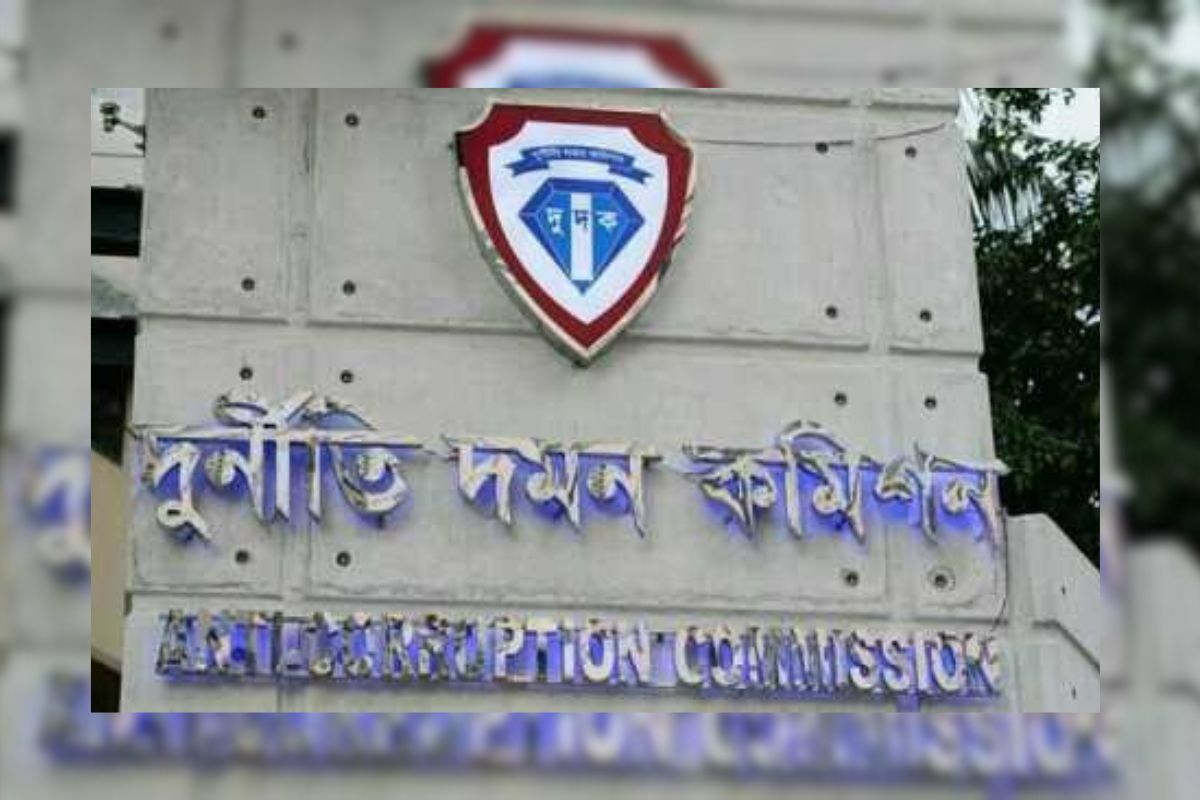 স্ত্রীসহ পাসপোর্টের পরিচালকের বিরুদ্ধে দুদকের মামলা