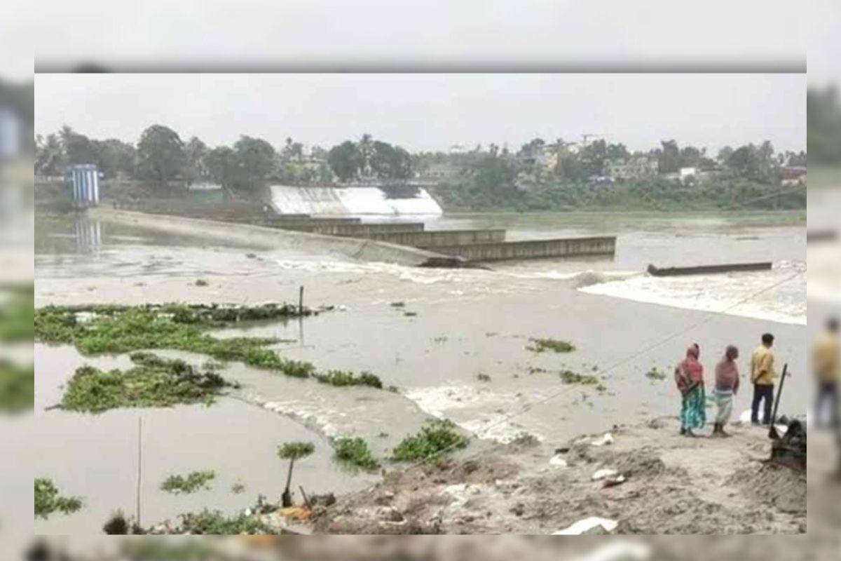 ভারতে ভেঙে পড়ল নদীর বাঁধ; শঙ্কায় বাংলাদেশও