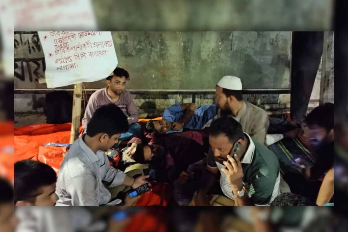৩২ ঘন্টা ধরে অনশনে ঢাবি শিক্ষার্থী