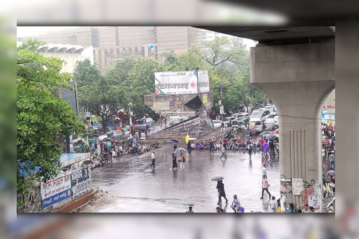 বৃষ্টির মধ্যেই শাহবাগ অবরোধ ছাত্রদলের, যান চলাচল বন্ধ