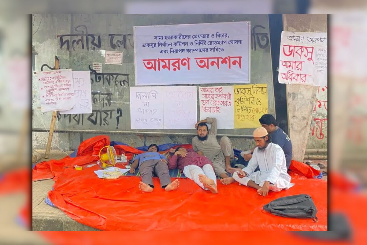 ডাকসুর রোডম্যাপ দাবিতে ৫২ ঘন্টা অনশনে থাকা বিন ইয়ামিন মোল্লা অসুস্থ