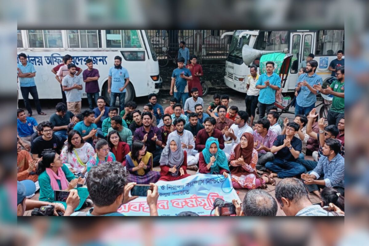 ডাকসু নির্বাচনের দাবিতে অবস্থান কর্মসূচিতে ঢাবি বাগছাস