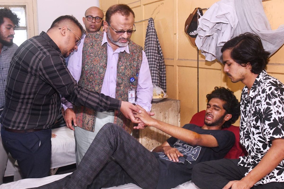 নিউমার্কেটে দুই শিক্ষার্থীকে মারধরের ঘটনায় ঢাবির প্রতিবাদ