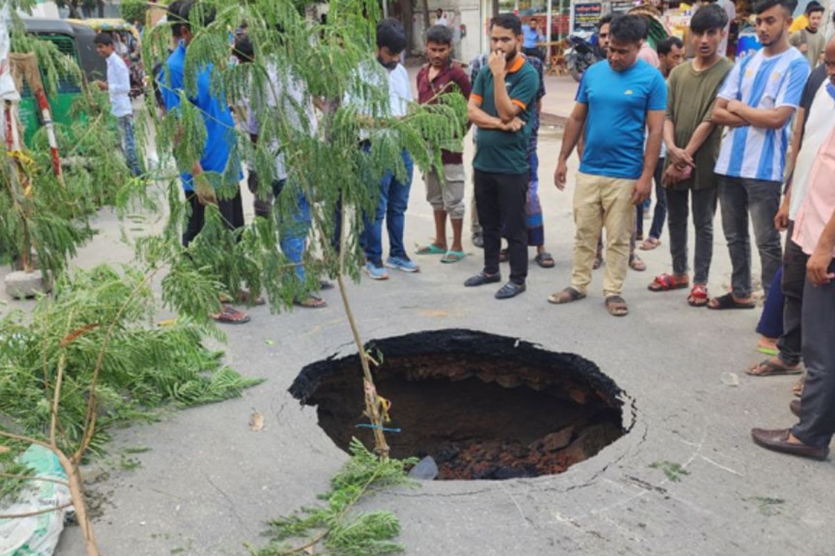 রাজধানীতে ‘রহস্যজনক গর্ত’ নিয়ে যা জানা যাচ্ছে