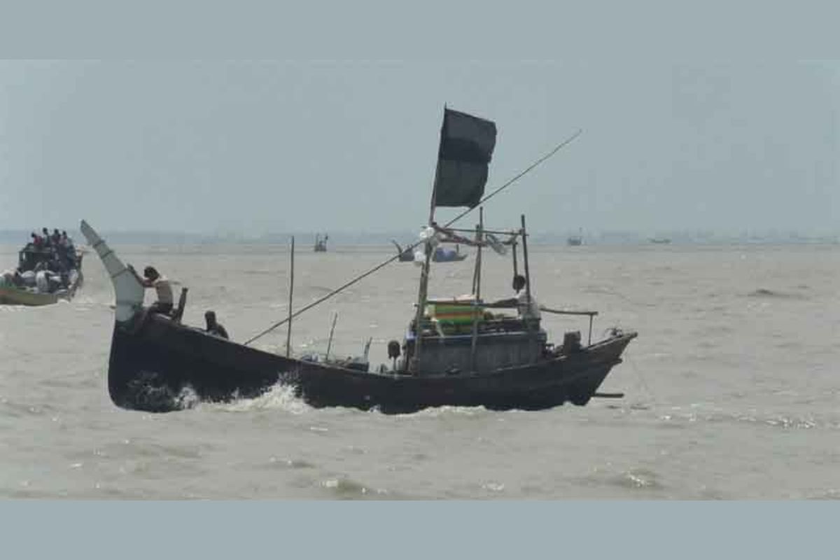 হাতিয়ার সঙ্গে সারাদেশের নৌযোগাযোগ বন্ধ