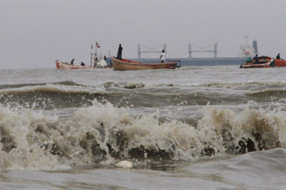 দেশের সকল রুটে নৌযান চলাচলে নিষেধাজ্ঞা আরোপ