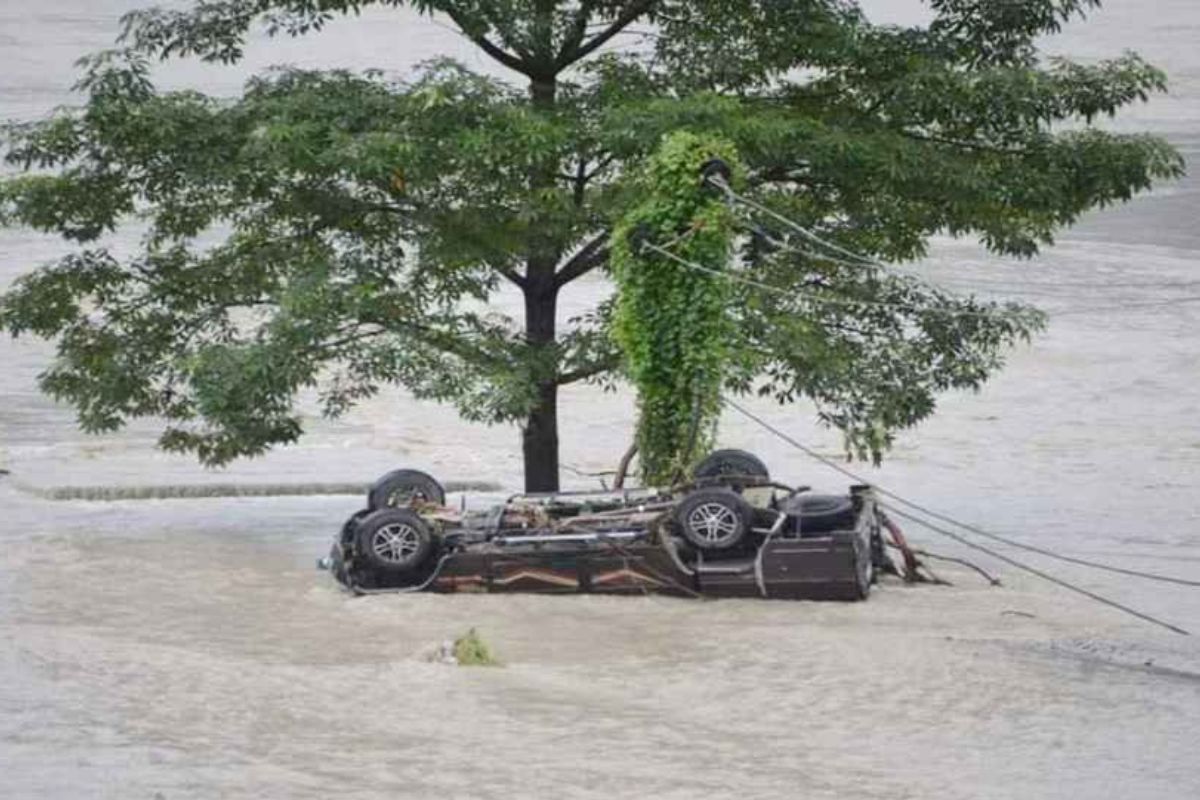 হাজার ফুট নিচে তিস্তায় পর্যটকবাহী গাড়ি; নিখোঁজ ৮
