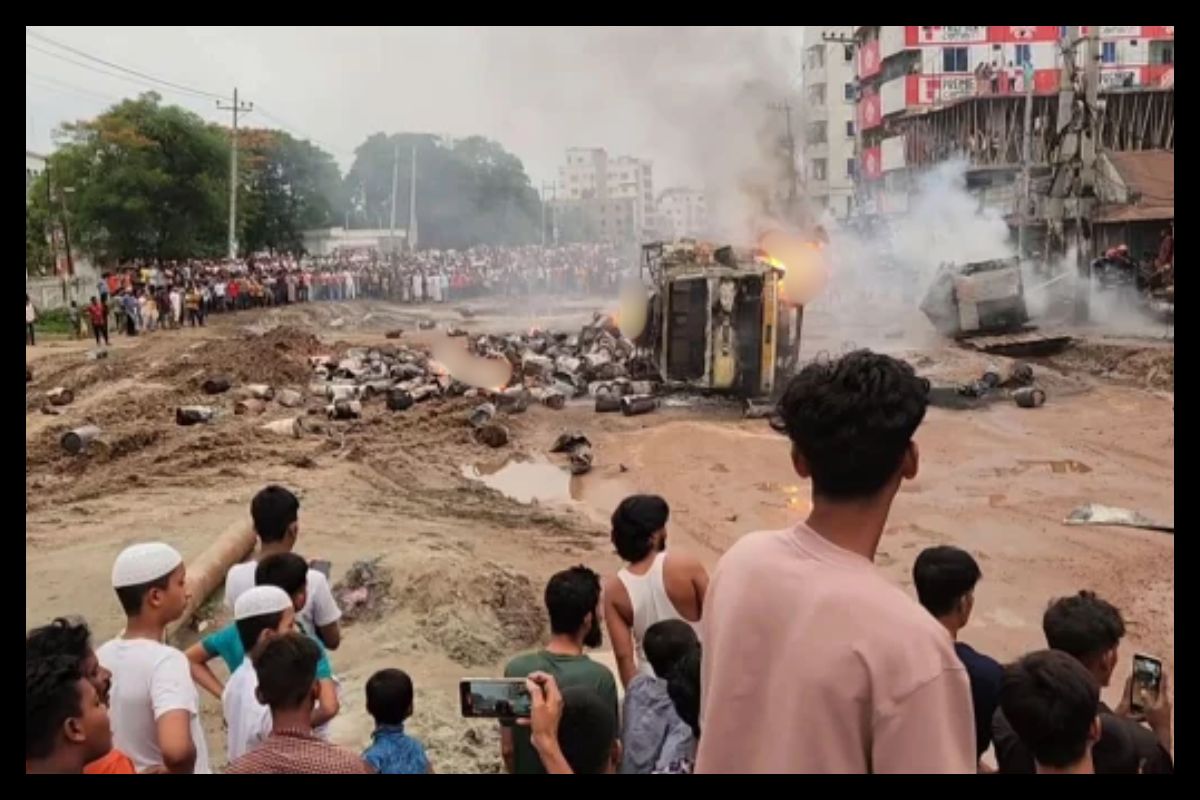 মহাসড়কে একের পর এক সিলিন্ডার বিষ্ফো'রণ
