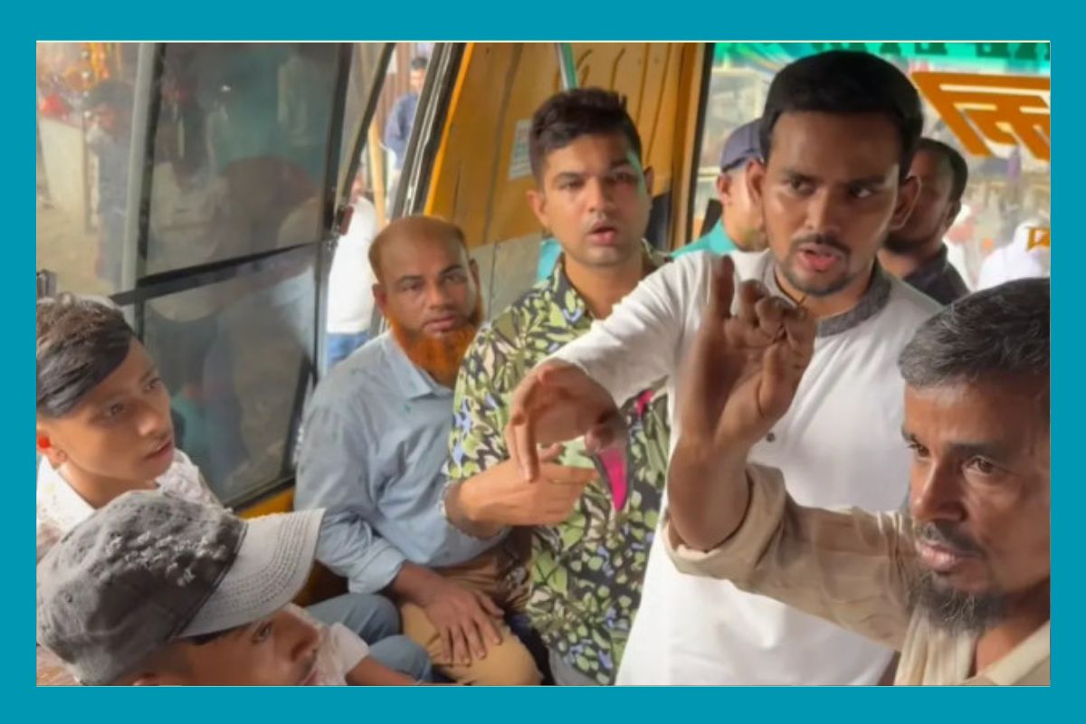 বাসে উঠে যাত্রীদের অতিরিক্ত ভাড়া ফেরত দিলেন উপদেষ্টা আসিফ, ভিডিও ভাইরাল