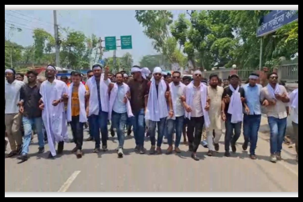 কা'ফন পরে ছাত্রদলের মিছিল