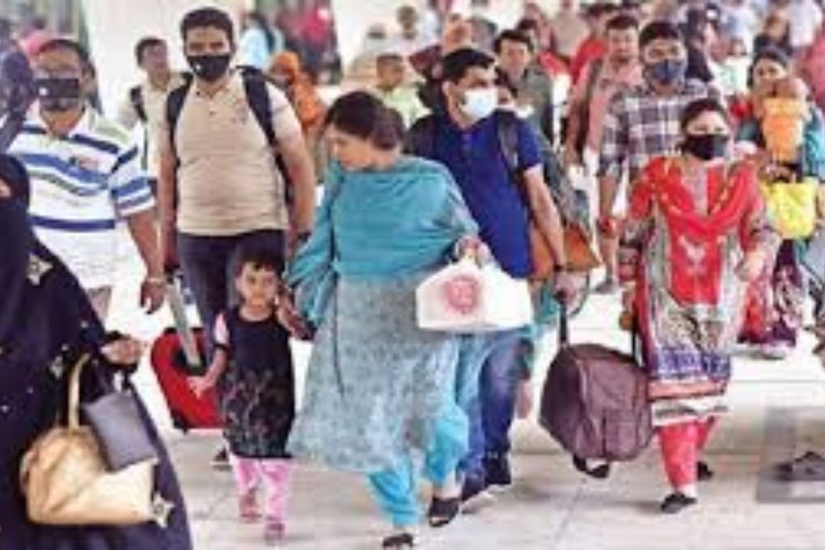 বাস-ট্রেন চলছে সময়মতো, ঢাকামুখী মানুষের স্বস্তি