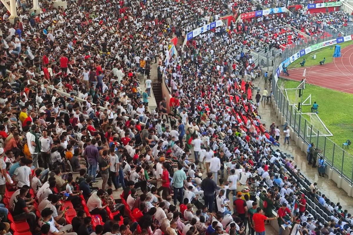 জাতীয় স্টেডিয়ামে ফুটবলপ্রেমীদের ঢল