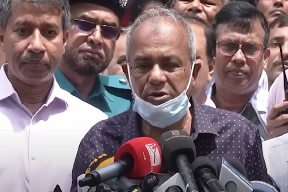 পুলিশ জীবন বাজি রেখে কাজ করছে: স্বরাষ্ট্র উপদেষ্টা