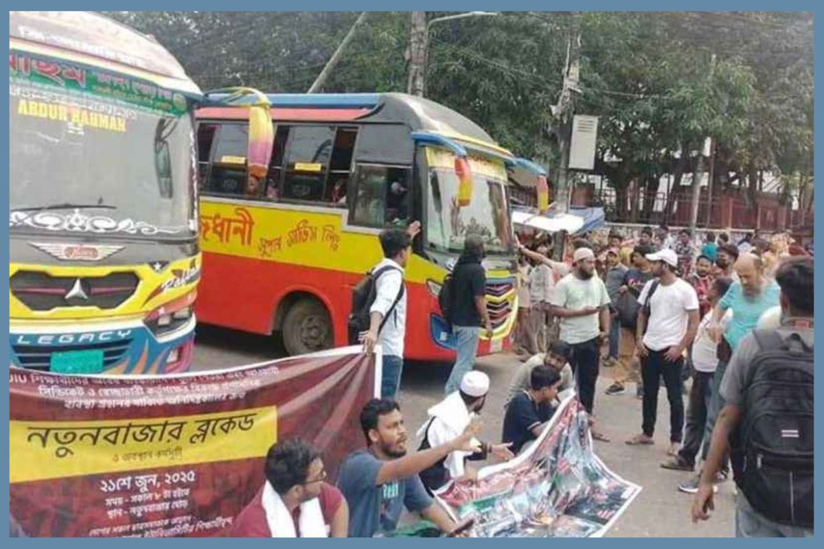 রাজধানীর নতুনবাজারে শিক্ষার্থীদের সড়ক অবরোধ