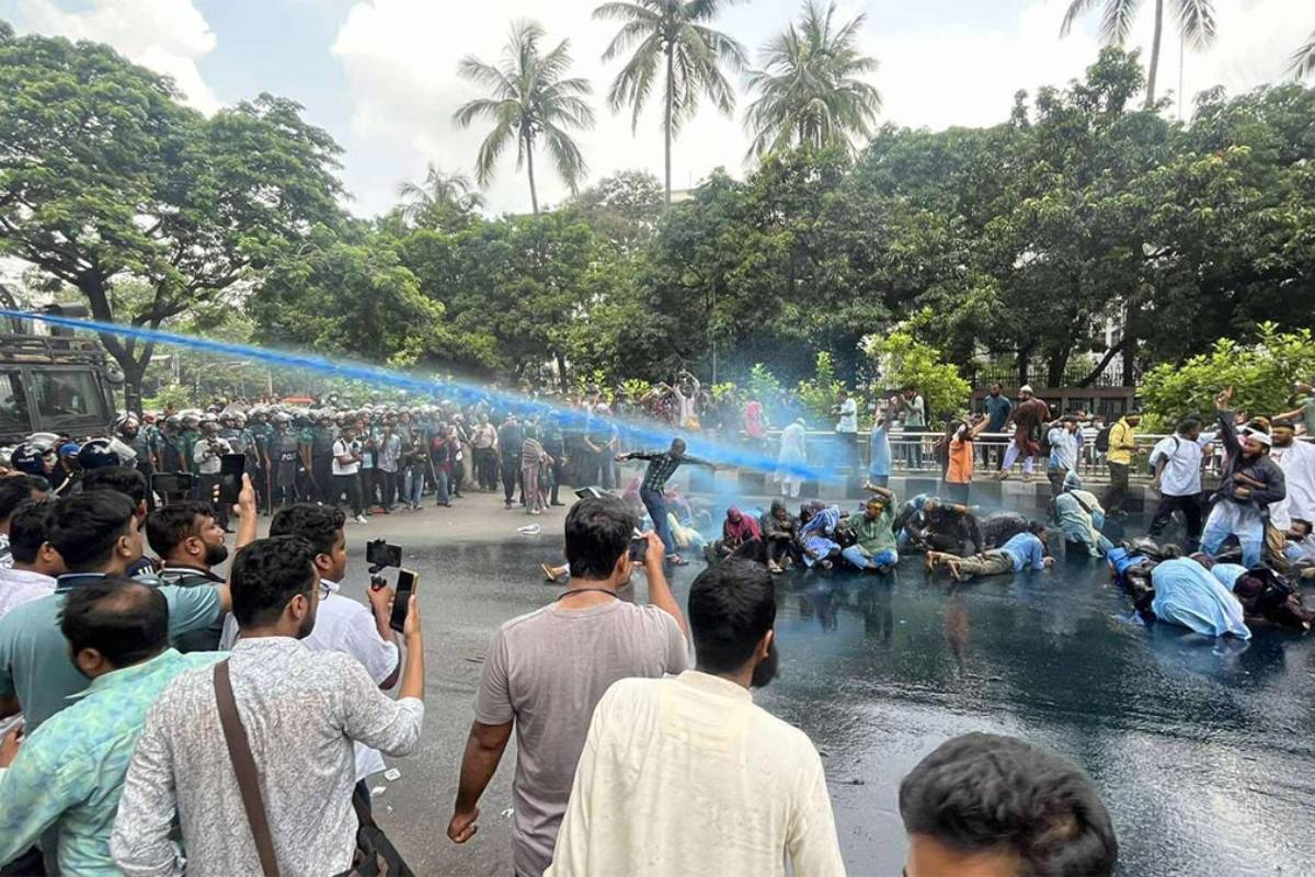 ১৮তম শিক্ষক নিবন্ধন: সনদের দাবিতে বিক্ষোভে পুলিশের লাঠিচার্জ