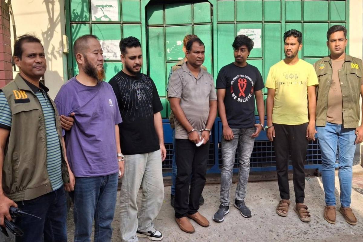 চীনা নাগরিকসহ অনলাইন প্রতারণা চক্রের ৫ সদস্য গ্রে'প্তার