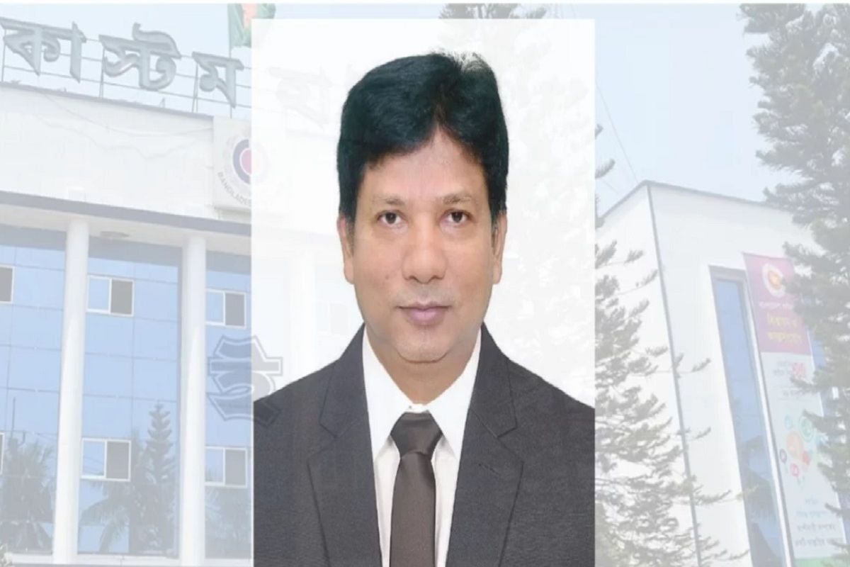 মধ্যরাতে বরখাস্ত চট্টগ্রাম কাস্টমসের কমিশনার
