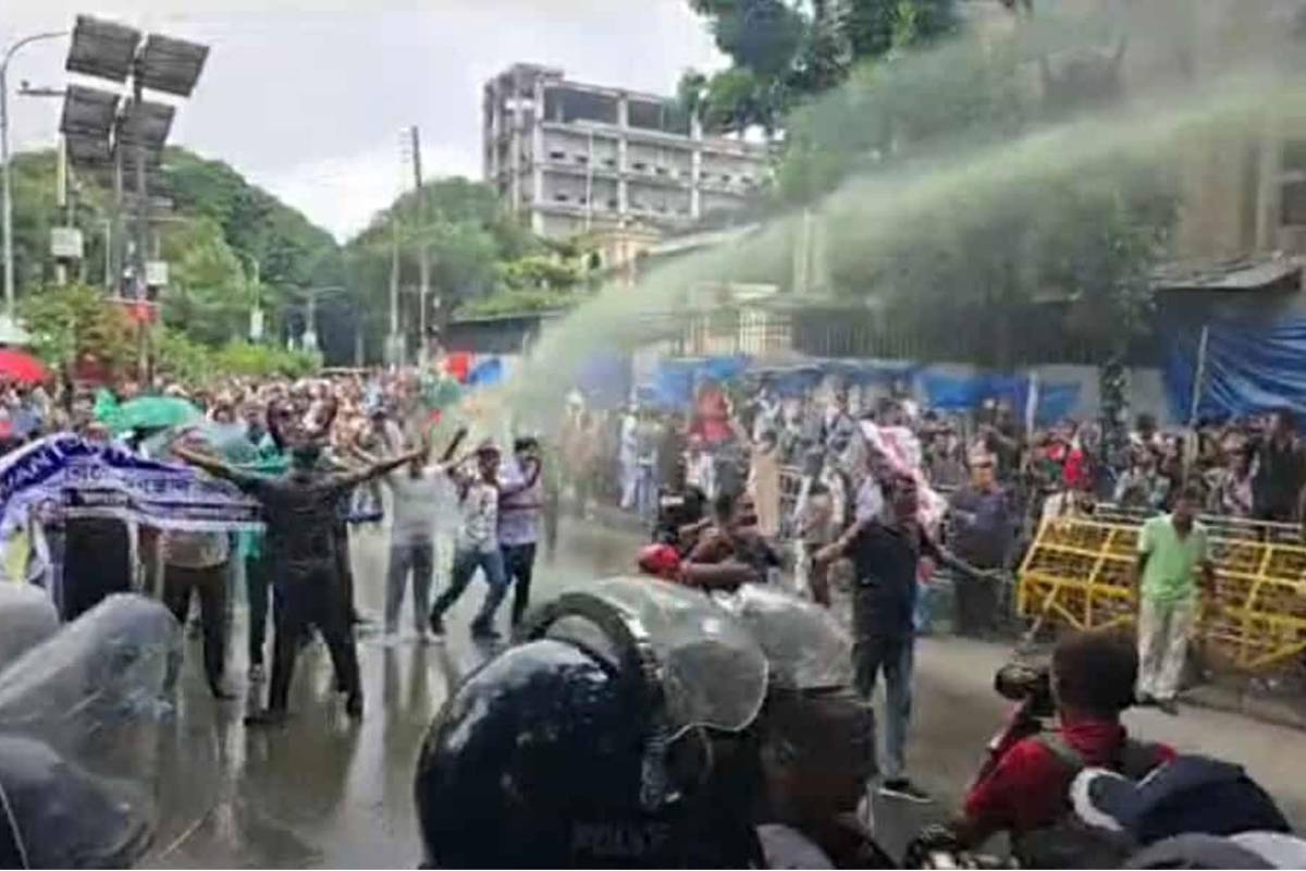 কাকরাইলে চাকরিচ্যুত বিডিআরদের বিক্ষোভে পুলিশের জলকামান