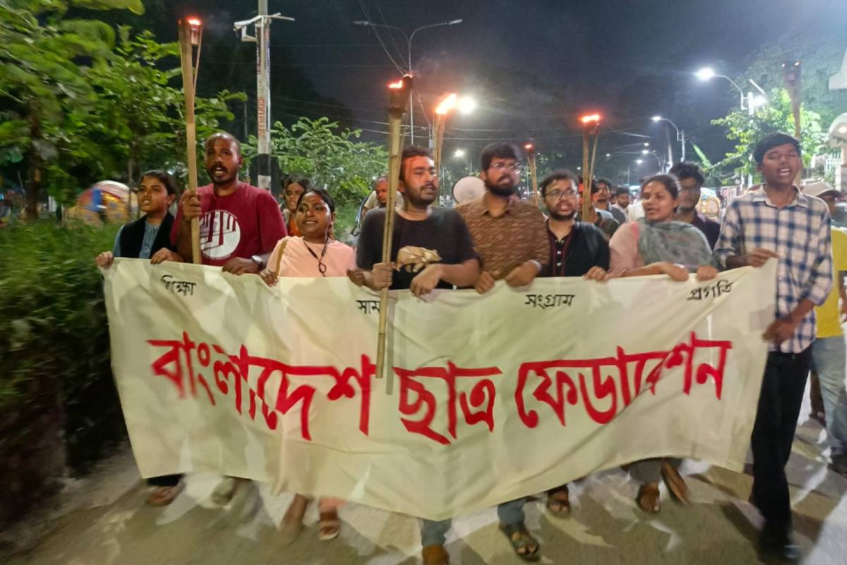 মিটফোর্ড হ'ত্যাকাণ্ডসহ সকল খুনের বিচারের দাবিতে ঢাবিতে মশাল মিছিল